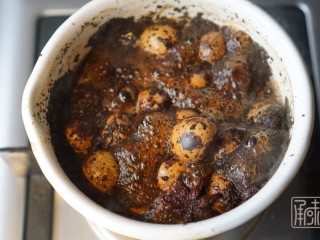 6、传男不传女的茶叶鹌鹑蛋，没你想的那么难,桂皮、香叶、酱油，根据个人口味可以放入干辣椒。 那么这道菜的重点来了。在这里我们没有选择正常的茶叶来作为茶香的调味剂。 我们用的是，茶粉。