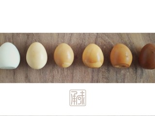 7、传男不传女的茶叶鹌鹑蛋，没你想的那么难,再次烧开后放入拨好和已经敲好外皮的鹌鹑蛋，鹌鹑蛋的颜色也会从白色逐渐变成深棕，这个时候味道就是最佳时机。