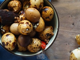 8、传男不传女的茶叶鹌鹑蛋，没你想的那么难,最终的煮始终保持在小火进行，大概30分钟左右。 好吃又美味的秘方小食，茶叶鹌鹑蛋也就做好了。