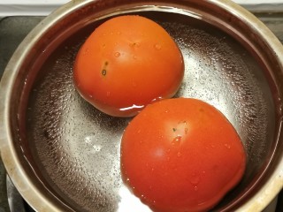 3、西红柿面疙瘩,开水汆烫番茄  易于剥皮