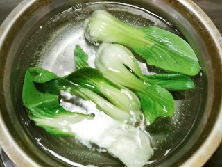 4、西红柿面疙瘩,青菜焯水
