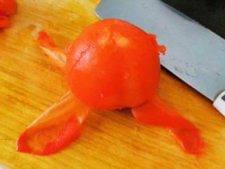 5、西红柿面疙瘩,给番茄剥皮 剥皮后切小块