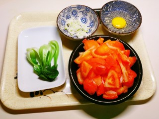 6、西红柿面疙瘩,葱切片  鸡蛋打散备用