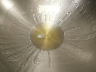 7、西红柿面疙瘩,起炒锅  锅中放入食用油