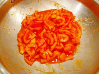 8、西红柿面疙瘩,油热后放入番茄小块