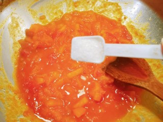 9、西红柿面疙瘩,随着加热  番茄逐渐软烂  放入白糖