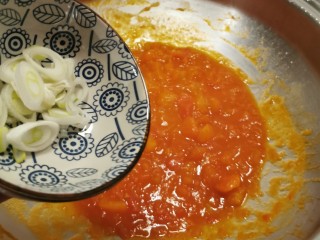 11、西红柿面疙瘩,放入葱片