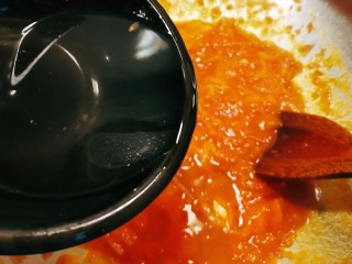 12、西红柿面疙瘩,倒入清水  水量按照自家用量放入 盖上盖子  烧开