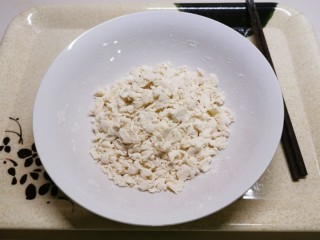 13、西红柿面疙瘩,等水开的时候  将清水慢慢加入面粉中  一点点添加  同时用筷子快速搅拌成疙瘩状 大小相对均匀即可 我自己一手拿水瓶  一手搅拌面粉  没办法拍照这一步  请见谅