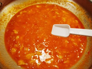 15、西红柿面疙瘩,用筷子搅拌  让面疙瘩颗颗分离  加入盐 继续煮