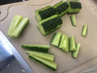 2、一夜渍：爽口黄瓜条,黄瓜切寸条；