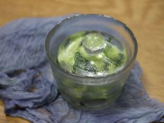 4、一夜渍：爽口黄瓜条,把腌渍的黄瓜放入一夜渍罐子里，压上重石盖子，让黄瓜腌渍过程脱水（大概4小时）；