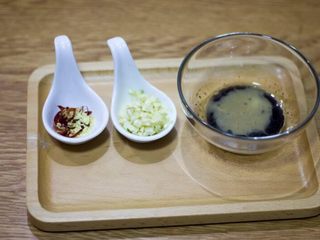 5、一夜渍：爽口黄瓜条,等待的间隙准备好调料；