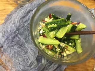 7、一夜渍：爽口黄瓜条,加小米辣椒，蒜粒，味精拌匀；