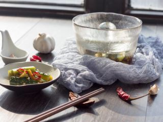 11、一夜渍：爽口黄瓜条,腌制好的黄瓜非常脆嫩，嚼在嘴里可以听到清脆声；
