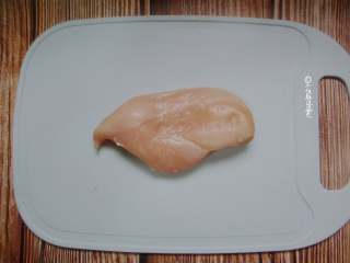 1、甜辣鸡肉串,准备新鲜鸡胸肉或者是鸡腿肉
