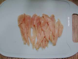 2、甜辣鸡肉串,将鸡肉顺着切成粗细相等的条状~