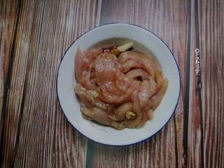 3、甜辣鸡肉串,放入料酒、生抽、蒜末、姜丝、盐、胡椒粉。腌制30分钟以上。