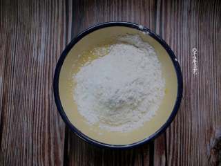 5、甜辣鸡肉串,将30克面粉,30g玉米淀粉,2克泡打粉