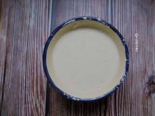 6、甜辣鸡肉串,水搅拌均匀,成稀糊状。