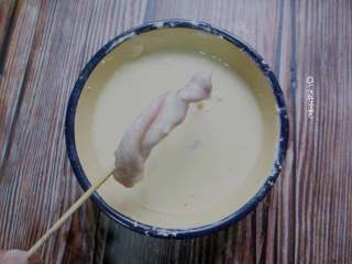 7、甜辣鸡肉串,将鸡肉串放到糊里,均匀粘上糊。