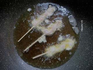 8、甜辣鸡肉串,锅内多放些油,烧到六成热将挂满糊的肉串放进去进去炸