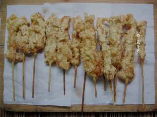 9、甜辣鸡肉串,炸好的鸡肉串捞出控油