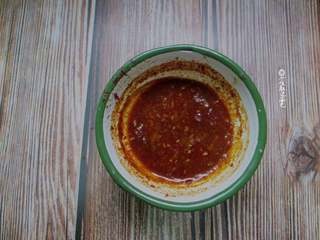 10、甜辣鸡肉串,锅内加入1勺韩式甜辣酱,一勺蒜蓉,半碗水淀粉,加入少许盐、耗油、酱油熬制浓稠即可