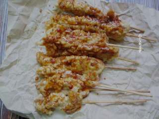 11、甜辣鸡肉串,炸好的鸡肉串刷上熬好的酱料,撒上孜然粉和辣椒粉