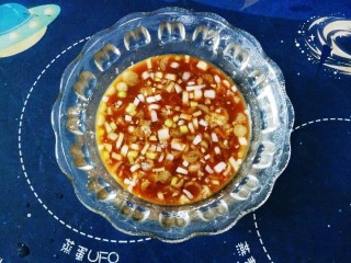 3、家常烧豆腐,小碗里放入生抽 蚝油 胡椒粉 淀粉 葱碎和糖 搅拌均匀。