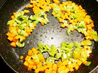 9、家常烧豆腐,放入青椒丁继续翻炒，炒熟后盛到碗里备用。