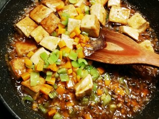 15、家常烧豆腐,快速翻炒 关火