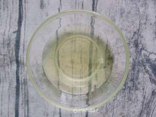 3、凉拌鸡蛋干（自制鸡蛋干）,蛋清放在容器里，放入就不要再动它了，里面若有小泡泡就用牙签小心戳破即可。蛋清都弄好后，给模具盖上耐高温的保鲜膜（一定得盖），放入蒸锅里。