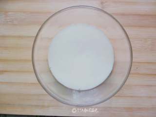 4、凉拌鸡蛋干（自制鸡蛋干）,入锅蒸，大火5分钟以后关火(看蛋白厚度再酌情增减时间)，焖一会再打开盖子。