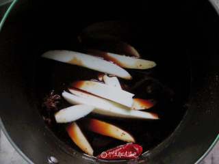 6、凉拌鸡蛋干（自制鸡蛋干）,调卤汁，生抽一勺，老抽一勺，黄酒一勺，陈醋半勺，冰糖6g，盐3g，十三香3g，八角、香叶，干辣椒，然后把卤汁都倒入锅，加水，1：2,再倒入卤料，煮沸了，改中火，放入蛋干继续煮