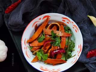 14、凉拌鸡蛋干（自制鸡蛋干）,在蒸蛋白时，一定要盖上保鲜膜哦！这样蛋白表面才能光滑哦！