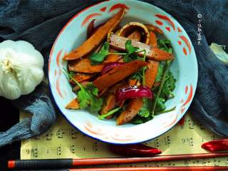 15、凉拌鸡蛋干（自制鸡蛋干）,鸡蛋干软软的，QQ的，味道很不错。