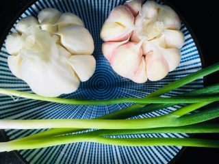 7、蒜蓉小龙虾,准备葱和蒜