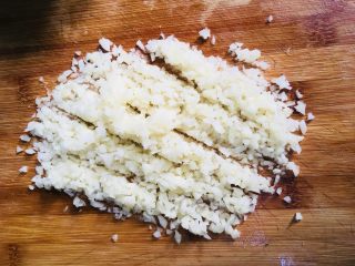 8、蒜蓉小龙虾,蒜头洗净后拍碎再切成末