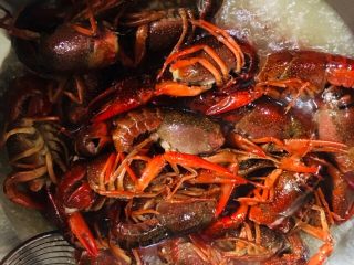 11、蒜蓉小龙虾,锅中放入适量的油烧至六成热时放入小龙虾