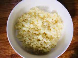 9、蒜蓉小龙虾,放入碗中备用