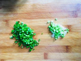 10、蒜蓉小龙虾,葱洗净切成葱花，葱白和葱叶分别放