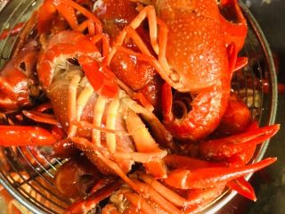 12、蒜蓉小龙虾,炸至变色后捞出备用