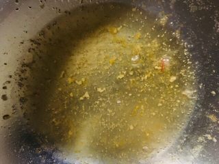 14、蒜蓉小龙虾,再把炸龙虾的油烧热