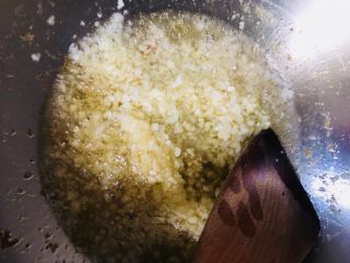 15、蒜蓉小龙虾,放入一半的蒜蓉煸炒，留一半的蒜蓉是为了第二次给小龙虾增味