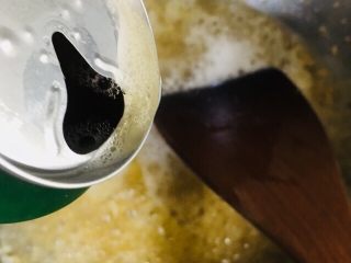 16、蒜蓉小龙虾,待蒜蓉变成黄色，倒入啤酒