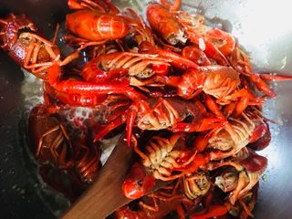 18、蒜蓉小龙虾,倒入小龙虾