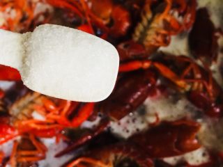 20、蒜蓉小龙虾,调入适量的盐