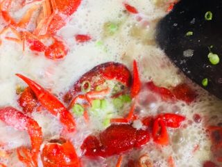 23、蒜蓉小龙虾,再放入葱白