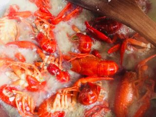 24、蒜蓉小龙虾,一起大火烧5分钟左右即可